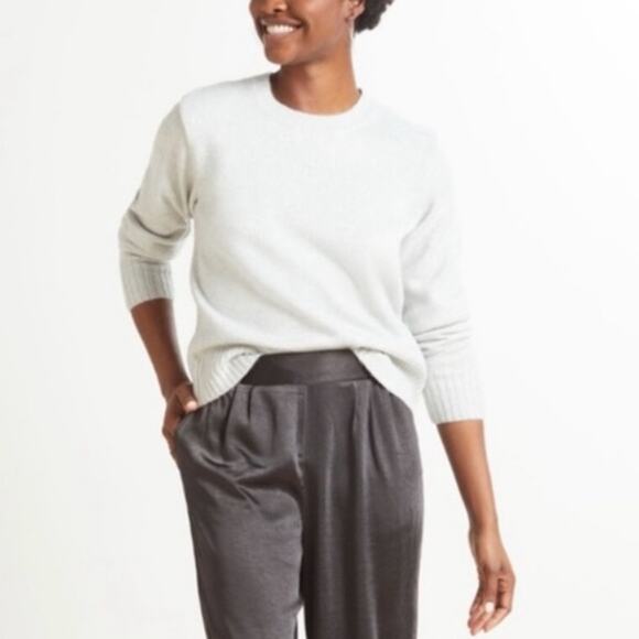 EVEREVE Arianna Lurex Shoulder Pullover Crewneck Sweater in Icicle Grey - Picture 4 of 11